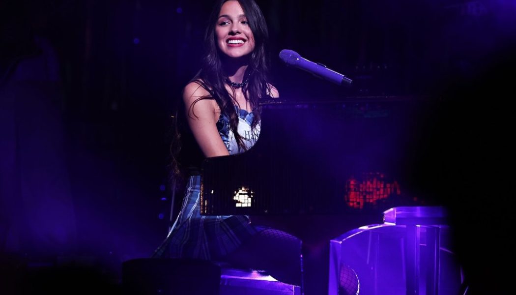 Olivia Rodrigo Honors Carly Simon at Rock Hall, Sings ‘You’re So Vain’