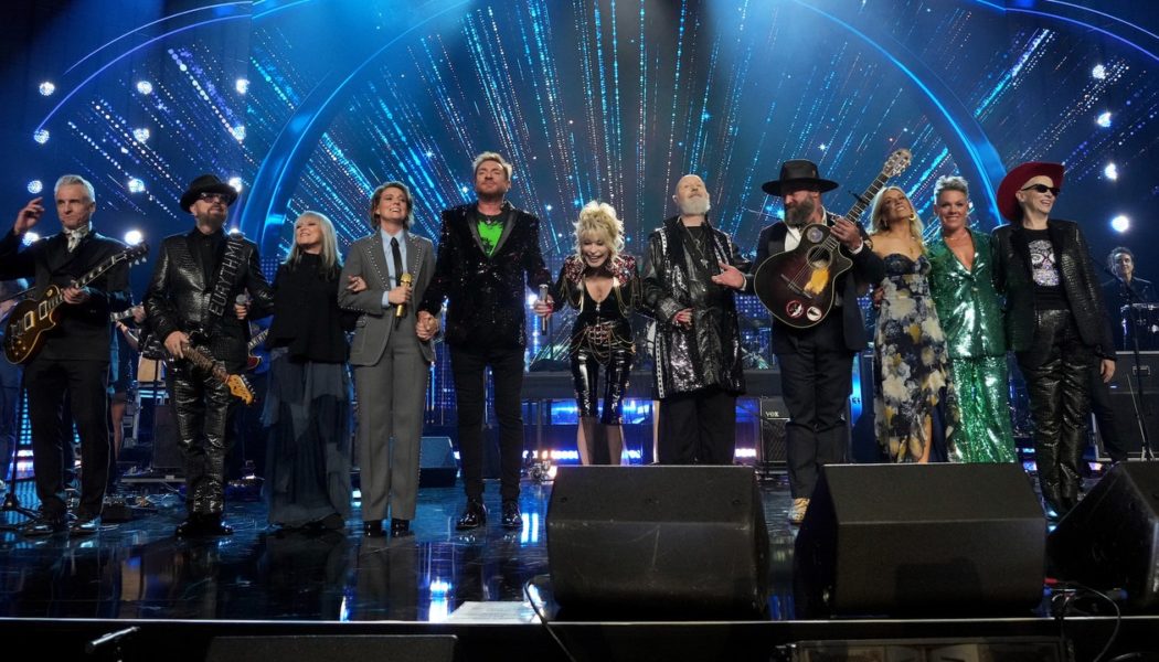 Rock Hall 2022: Watch Dolly Parton Perform “Jolene” With Inductee Supergroup