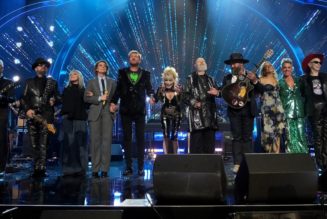 Rock Hall 2022: Watch Dolly Parton Perform “Jolene” With Inductee Supergroup