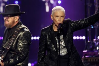 Rock Hall 2022: Watch Eurythmics Perform “Sweet Dreams (Are Made of This)”