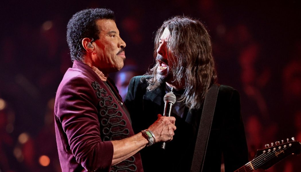 Rock Hall 2022: Watch Lionel Richie Perform “Easy” With Foo Fighters’ Dave Grohl