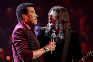 Rock Hall 2022: Watch Lionel Richie Perform “Easy” With Foo Fighters’ Dave Grohl