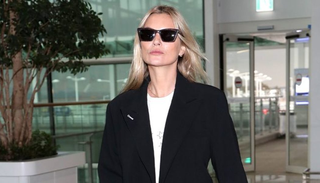 The Surprising Shoe Trend Celebrities Still Wear To The Airport