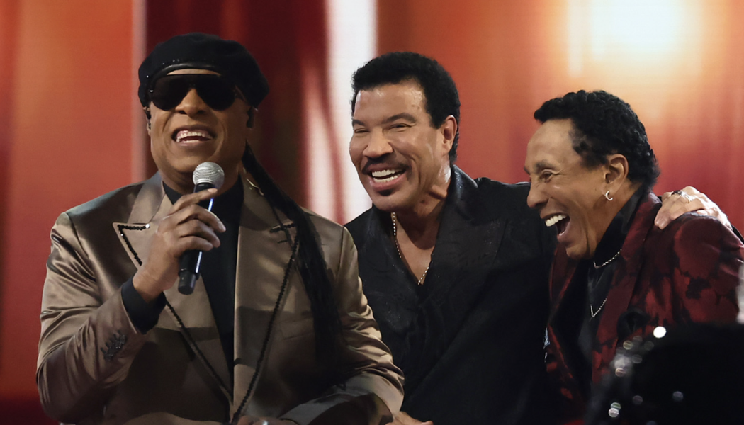 Watch Stevie Wonder, Charlie Puth, and Ari Lennox Perform Lionel Richie Tribute at the 2022 American Music Awards