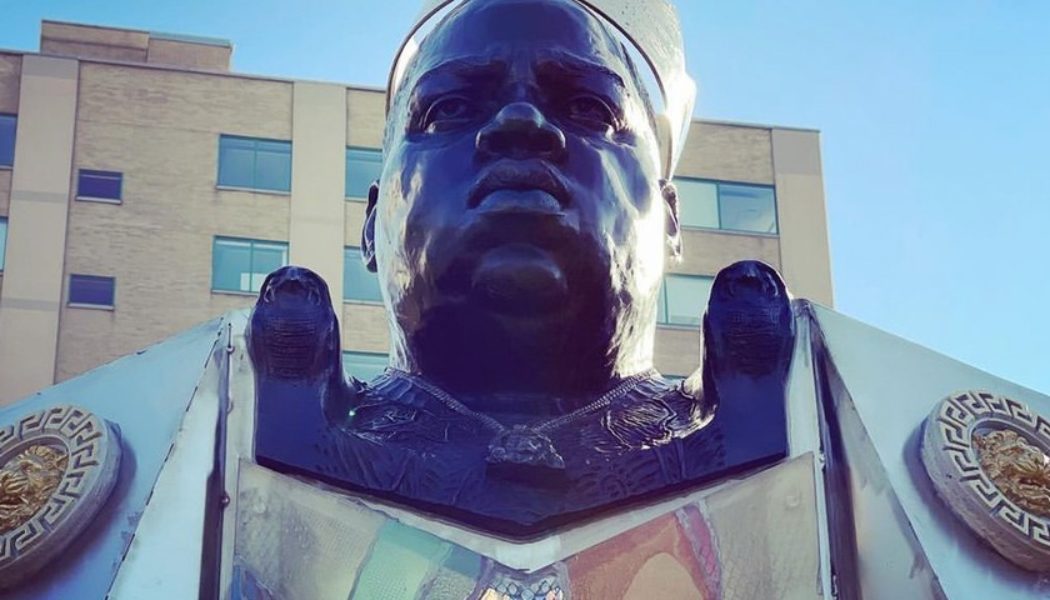 Biggie Smalls Statue Unveils by Brooklyn Bridge