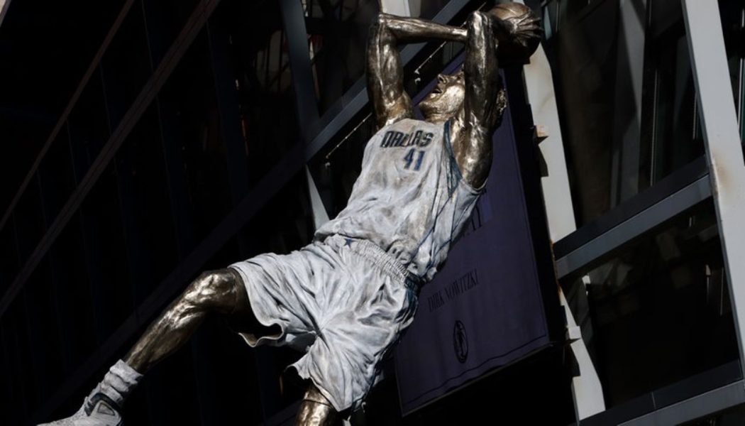 Dallas Mavericks Reveal Dirk Nowitzki Fadeaway Statue