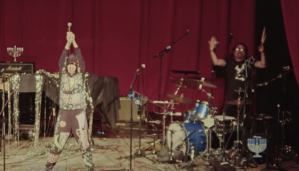 Dave Grohl and Karen O Perform Yeah Yeah Yeahs’ “Heads Will Roll”: Watch