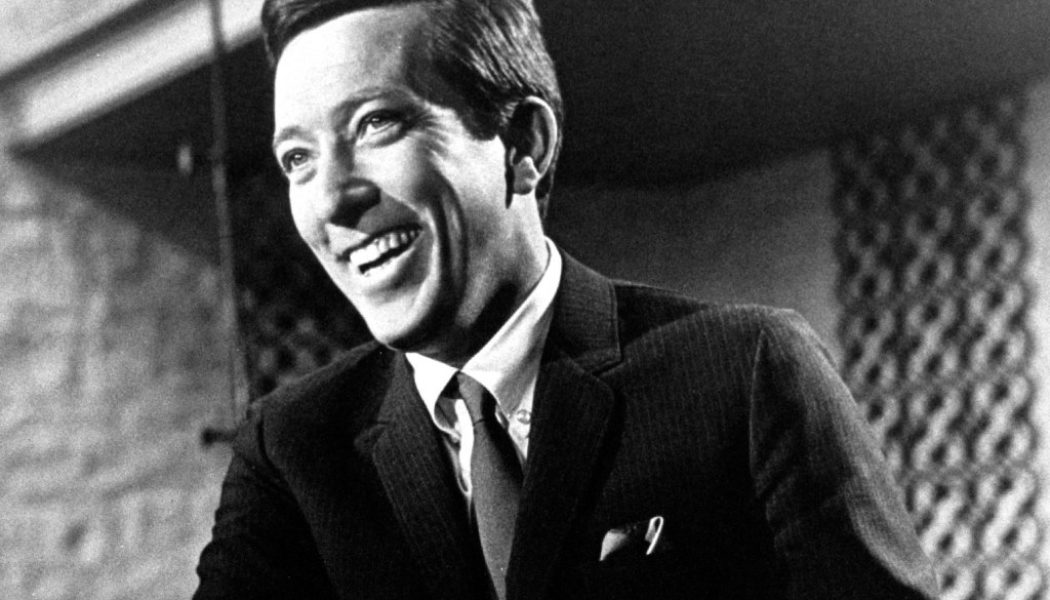 Here Are the Lyrics to Andy Williams’ ‘It’s the Most Wonderful Time of the Year’