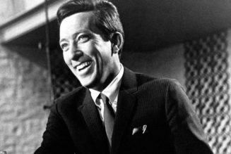 Here Are the Lyrics to Andy Williams’ ‘It’s the Most Wonderful Time of the Year’