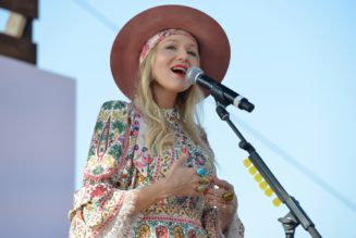 Jewel Takes Over ‘Kellyoke’ for ‘Merry Little Christmas’ Cover