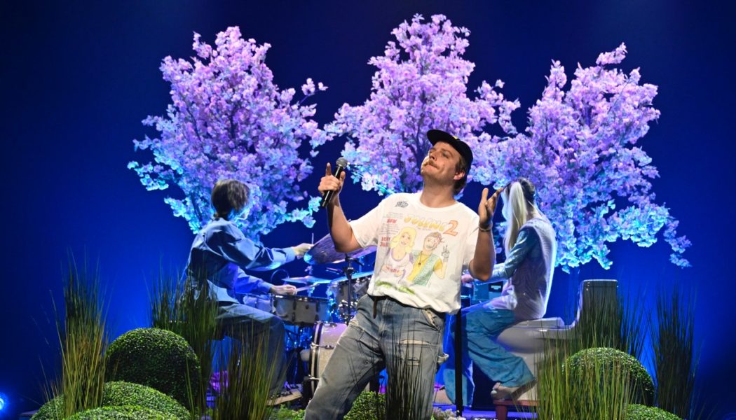 Watch Mac DeMarco Join Domi & JD Beck to Perform “Two Shrimps” on Fallon