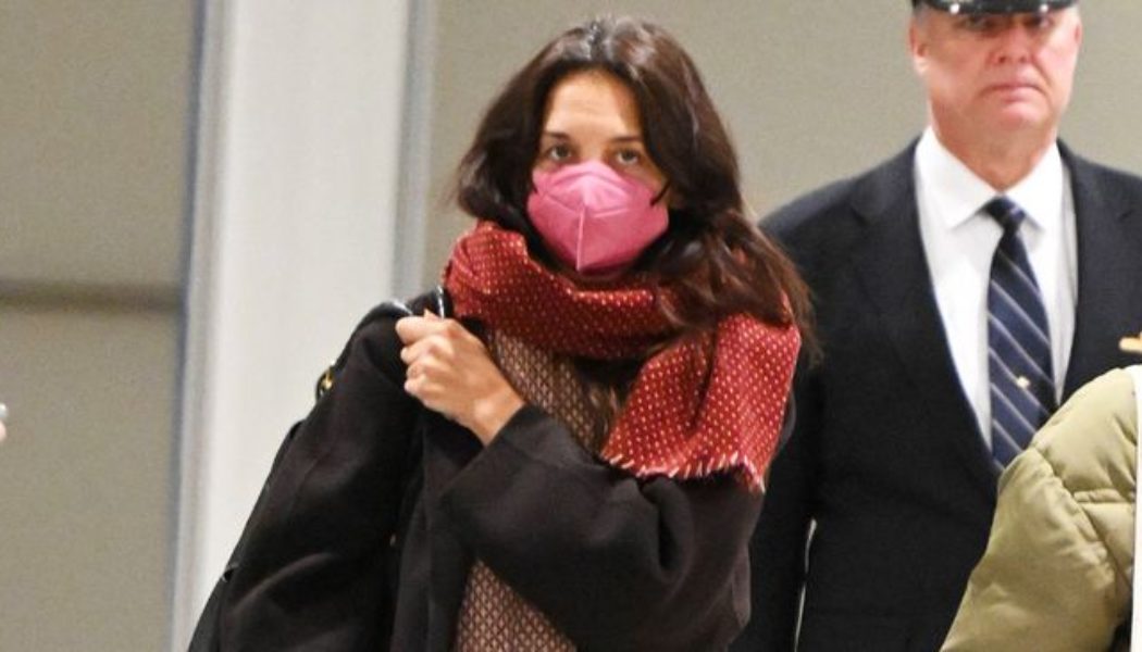 Katie Holmes’s Trendy Anti-Skinny Jeans Are the Ideal Airport Jeans