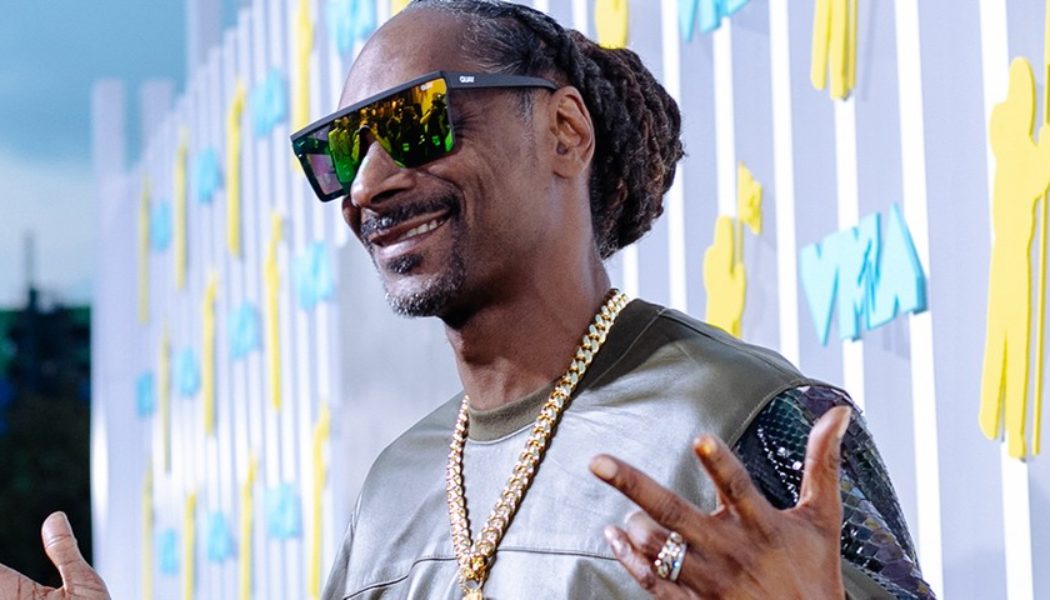 Snoop Dogg Recalls Being “Checked” and “Out-Gangstered” by Dionne Warwick