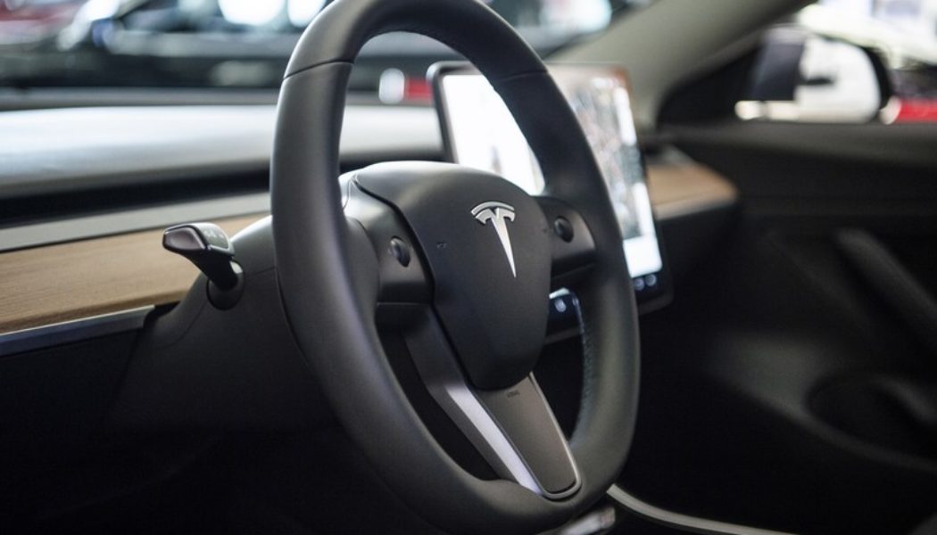 Tesla Introduces Round Steering Wheel Option