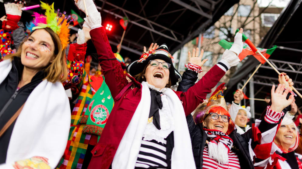 Zum Karneval in Köln strömen die Menschen aus allen Ecken Deutschlands zum Feiern