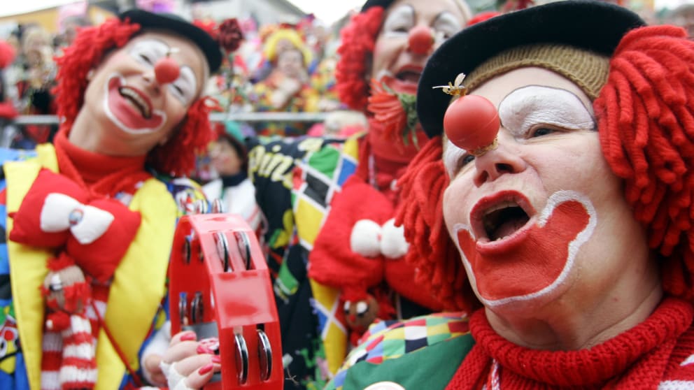 Jetzt sind die Ladys dran: Frauen in Köln als Clowns verkleidet