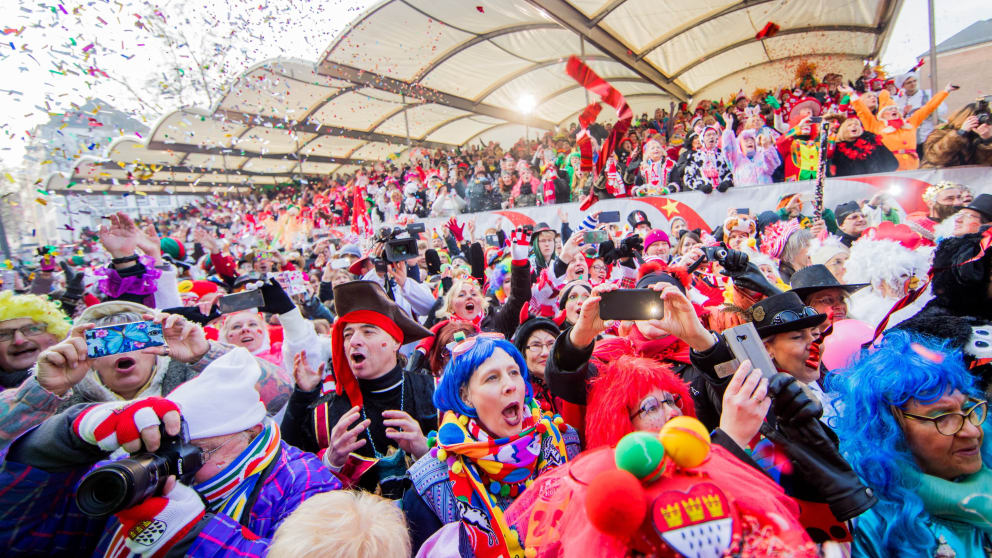 Legendär:Jecken feiern Weiberfastnacht auf dem Alter Markt in Köln