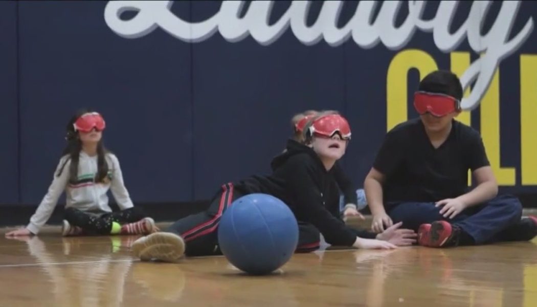 Suburban students participate in unique program to experience sports from a disabled perspective - FOX 32 Chicago