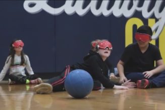 Suburban students participate in unique program to experience sports from a disabled perspective - FOX 32 Chicago