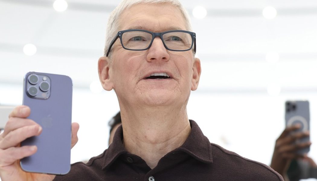 Tim Cook Says Apple Consumers Willing to Pay More for Better "iPhone Ultra"