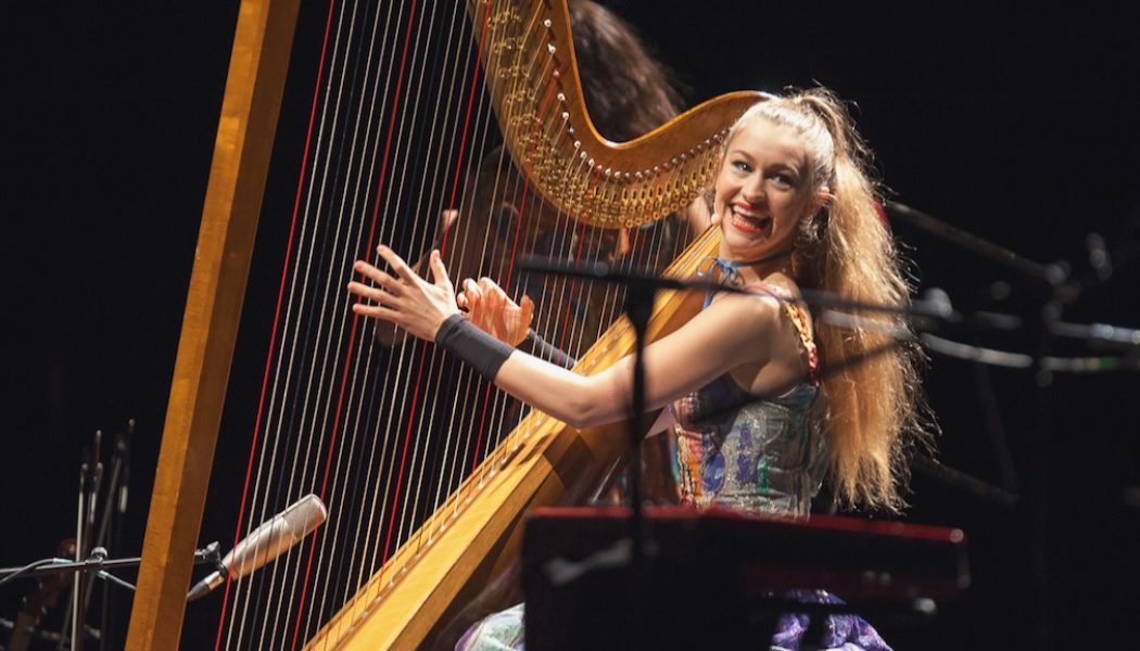 Joanna Newsom Debuts New Music During Surprise Performance in Los Angeles - Yahoo Entertainment