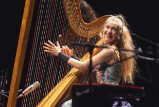 Joanna Newsom Debuts New Music During Surprise Performance in Los Angeles - Yahoo Entertainment