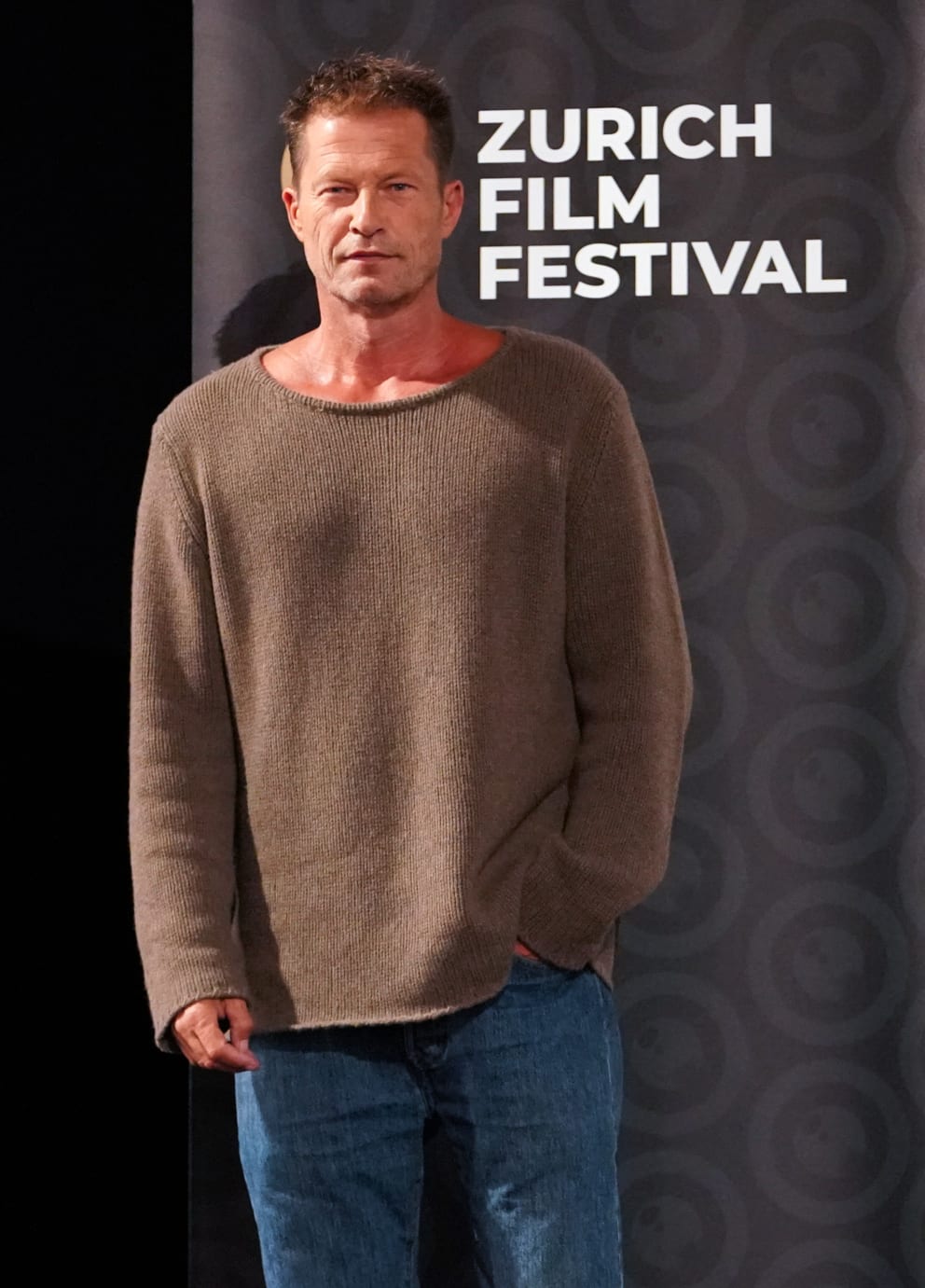 Til Schweiger (59) zeigt, dass ein Strickpulli wirklich nicht spießig sein muss