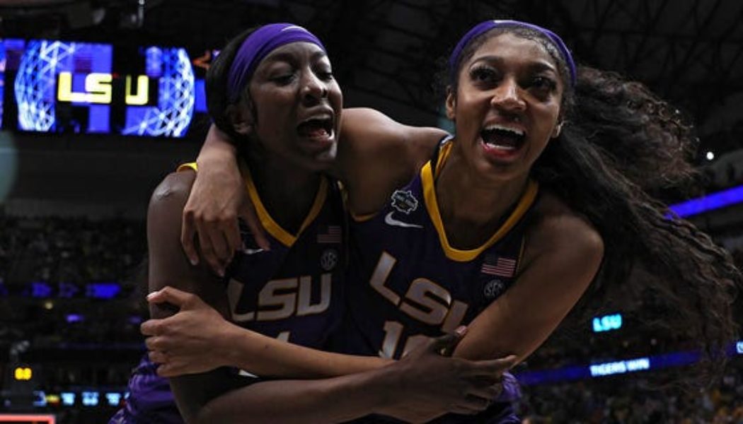 LSU cheerleaders help get stuck basketball down during Final Four matchup - Fox News