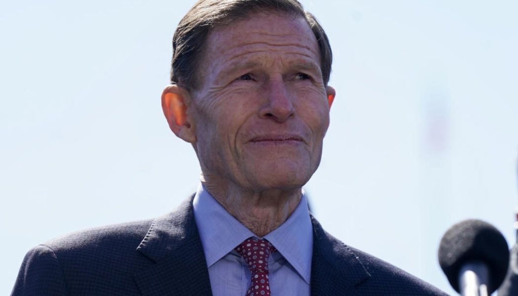 Sen. Richard Blumenthal reportedly fractures femur at UConn's championship parade - Yahoo Sports