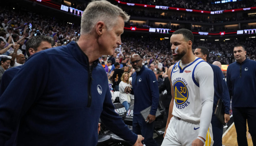 Steph Curry laughs at rotation question after Warriors' Game 1 loss - Yahoo Sports