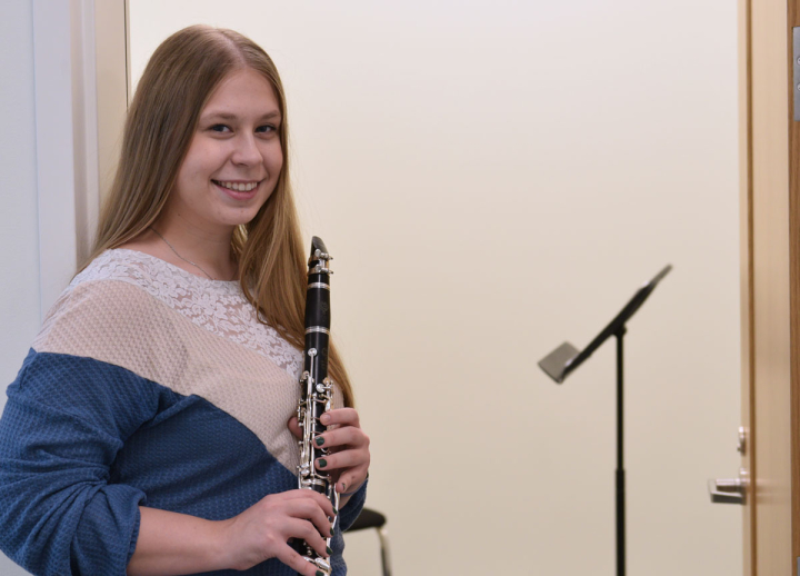 Tedi Dimmer holding a clarinet