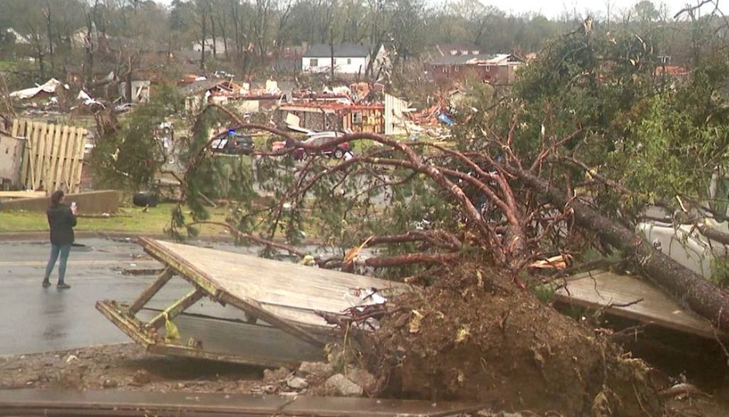 US tornadoes leave four dead, including one at Illinois music gig - BBC