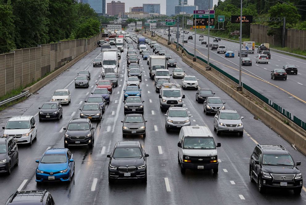 PHOTO: Vehicles drive on the Capital Beltway, Interstate 495 ahead of the Memorial Day weekend, May 27, 2022, in McLean, Va.