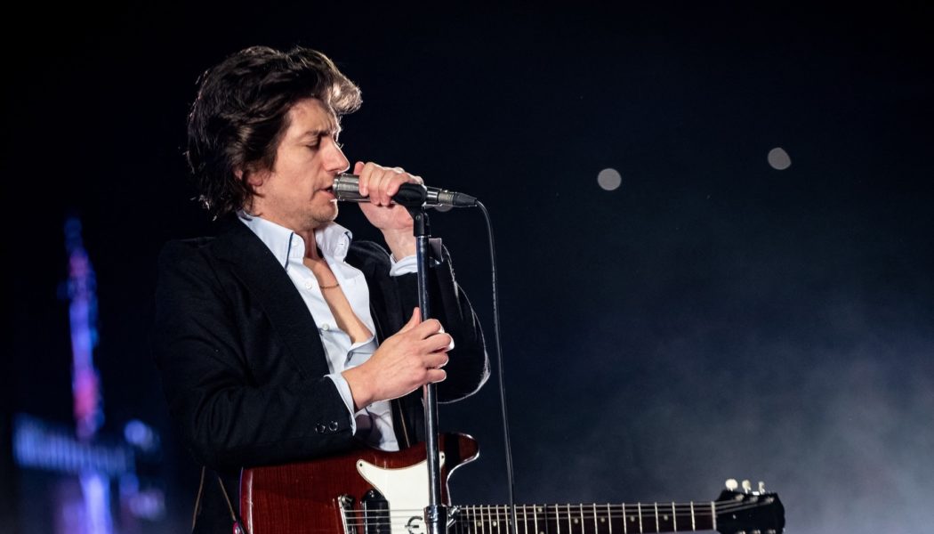 Arctic Monkeys perform "Mardy Bum" live for first time in 10 years