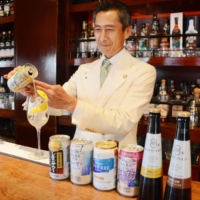 At Bar Oscar in the city of Fukuoka, the bartender sometimes teaches customers how to make mocktails using canned nonalcoholic beverages. | NISHINIPPON SHIMBUN