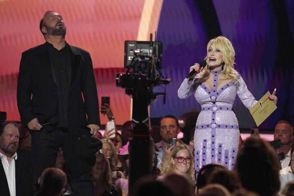 Dolly Parton pays tribute to Naomi Judd and Loretta while her co-host Garth Brooks looks on at the 58th annual Academy of Country Music Awards on Thursday, May 11, 2023, at the Ford Center in Frisco, Texas. (Photo: AP/Chris Pizzello)