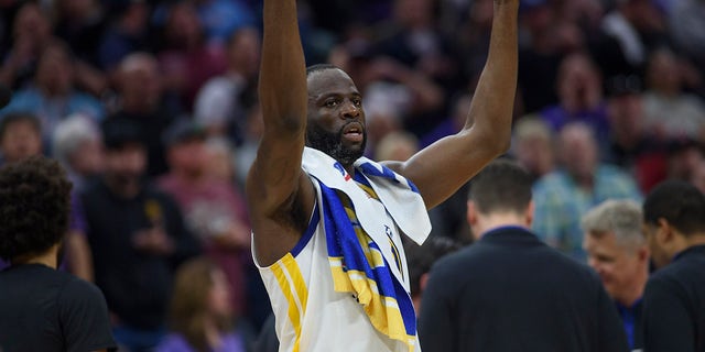 Draymond Green plays to the crowd