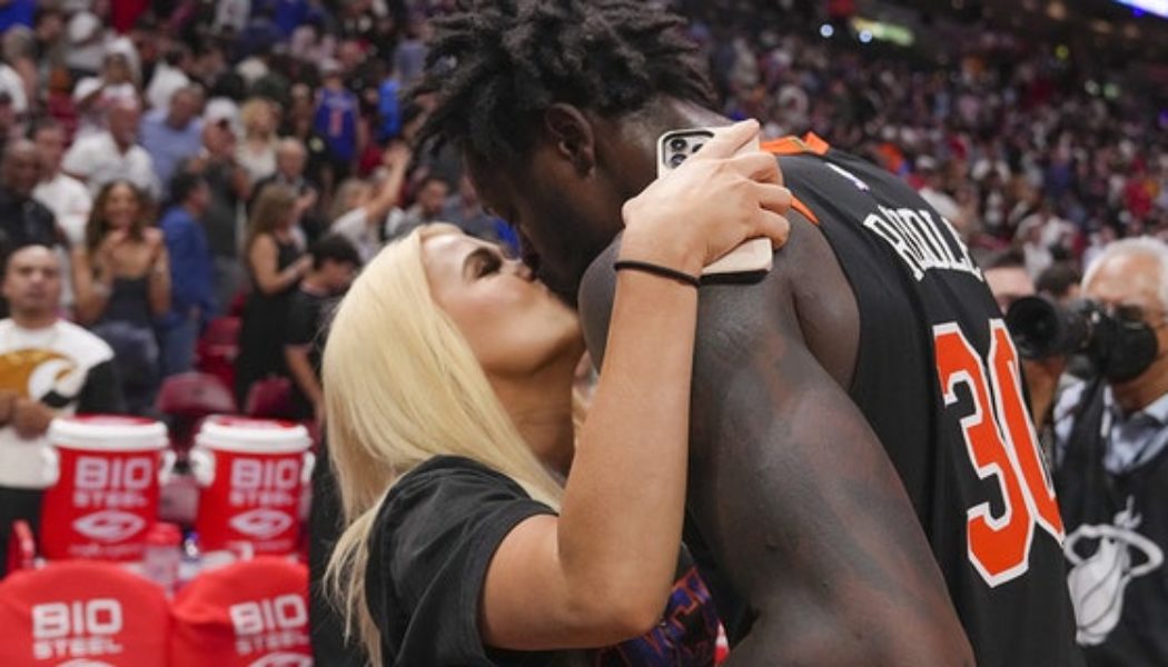 Ex-NBA player criticizes Knicks' Julius Randle for kissing wife right after playoff game