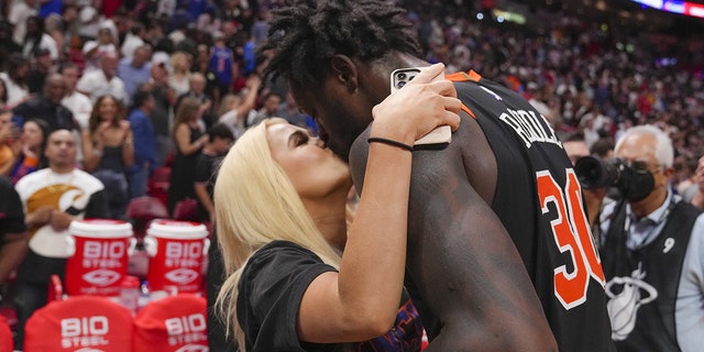 Julius Randle kisses wife