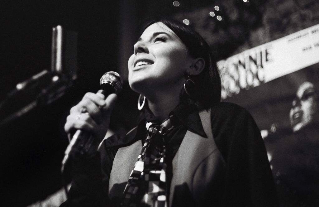 Folksinger Bonnie Koloc at the Earl of Old Town, 1969. 