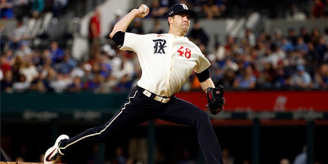 Jacob deGrom on mound for Rangers