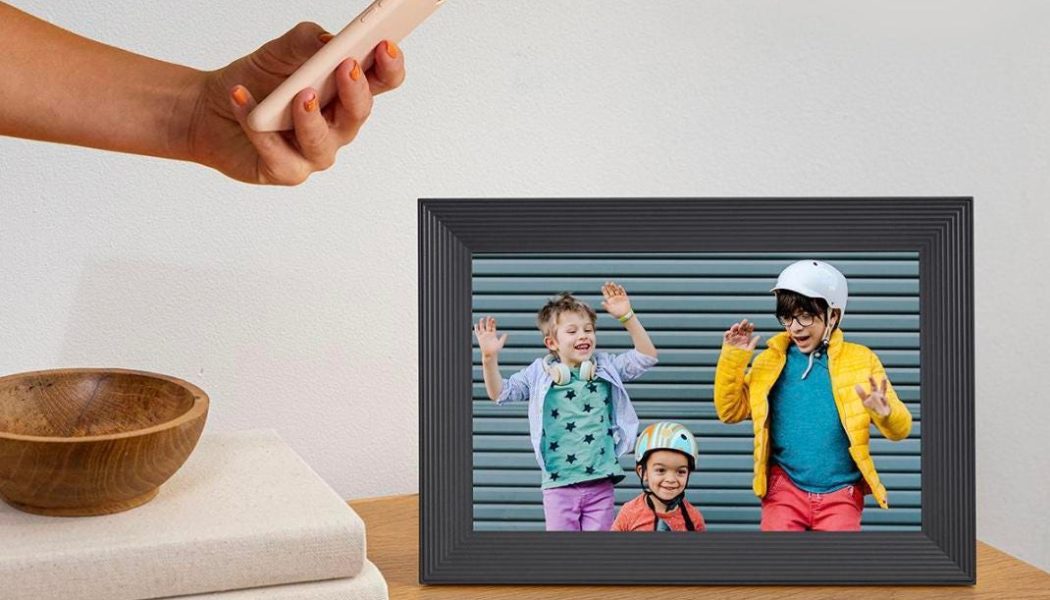 Mother’s Day Gift Guide: The Best Digital Photo Frames For Displaying Travel Pictures - Forbes