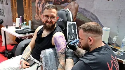 Die „Tattoo & Lifestyle“ zieht an diesem Wochenende zahlreiche Tattoo-Begeisterte aufs Agra-Gelände. Tätowierer David tätowiert Sebastian Rinck aus Plauen.