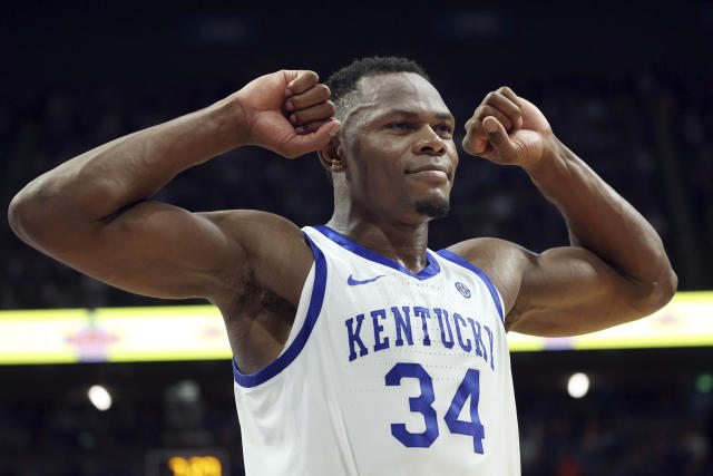 Kentucky's Oscar Tshiebwe celebrates late in a game against Auburn on Feb. 25, 2023. (AP Photo/James Crisp)