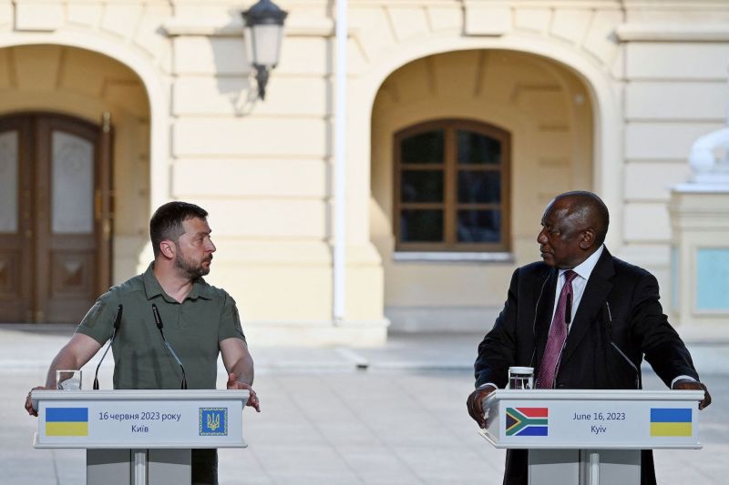 Ukrainian President Volodymyr Zelensky (L) looks at South African President Cyril Ramaphosa as they address media after their talks in Kyiv on June 16.