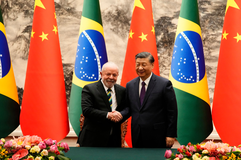 Chinese President Xi Jinping (R) and Brazilian President Luiz Inácio Lula da Silva shake hands in Beijing.