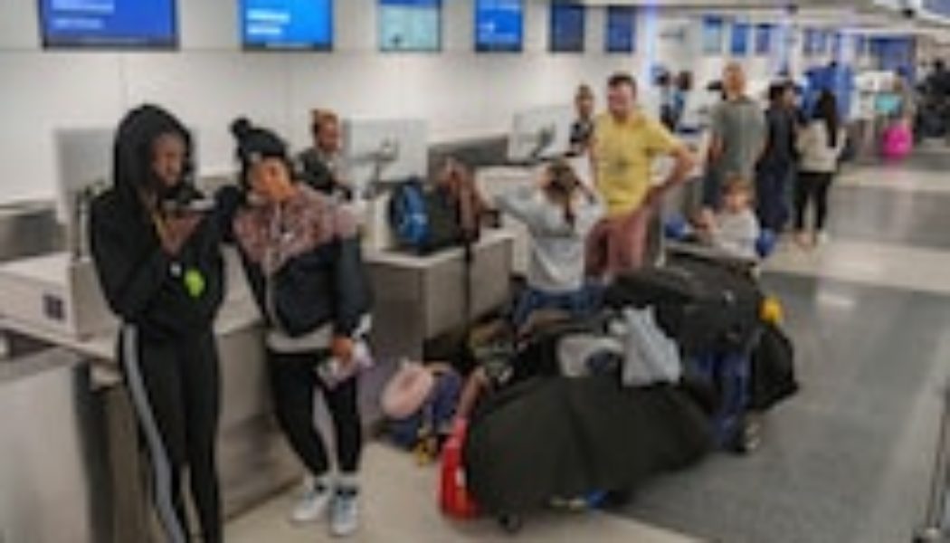 As Unitedâs woes hit fifth day, July 4 travel rush tests fragile system