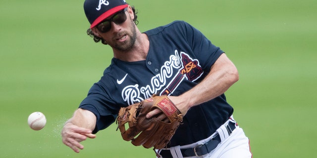 Charlie Culberson throws