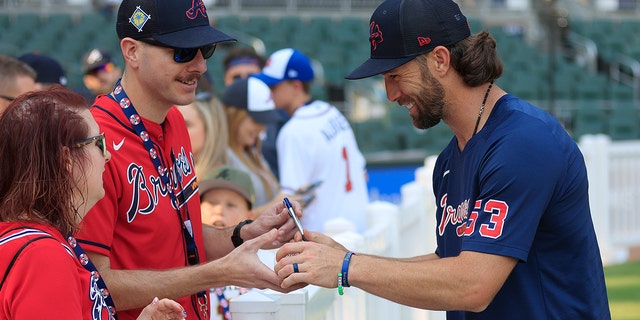 Charlie Culberson signs autographs