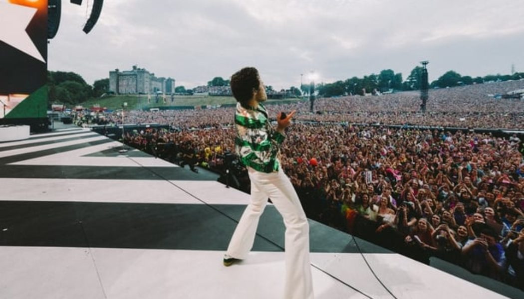 Harry Styles stuns fans at Slane